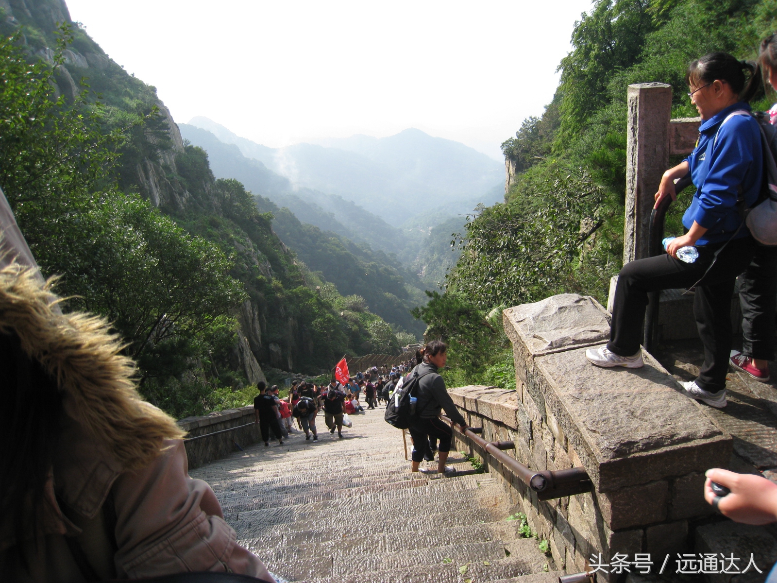 身为泰安人第一次爬泰山,陪爷爷爬泰山感慨朋友圈
