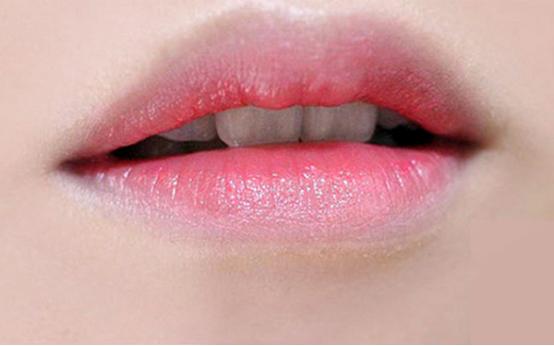 如何画唇妆显嘴小,baby微笑唇化妆步骤