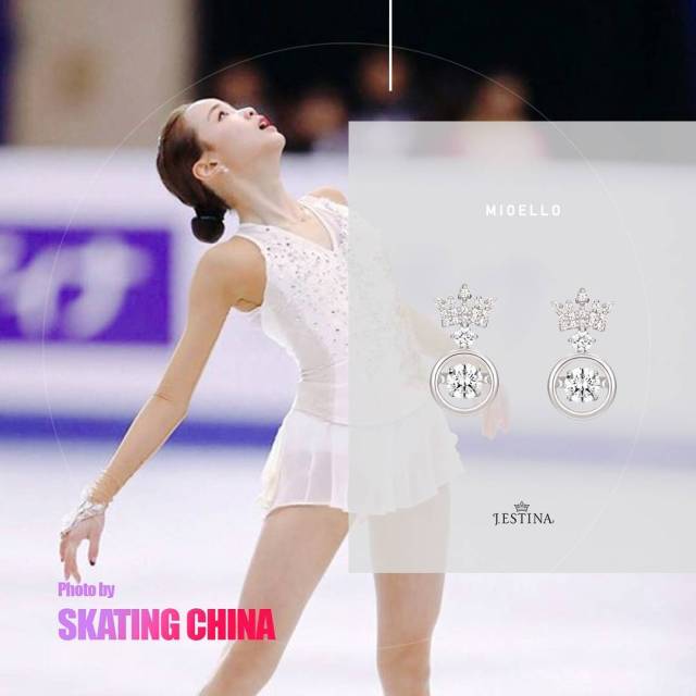 网袜加牛仔裤还是让杨幂穿吧，我只能接受唐嫣美美的珍珠~