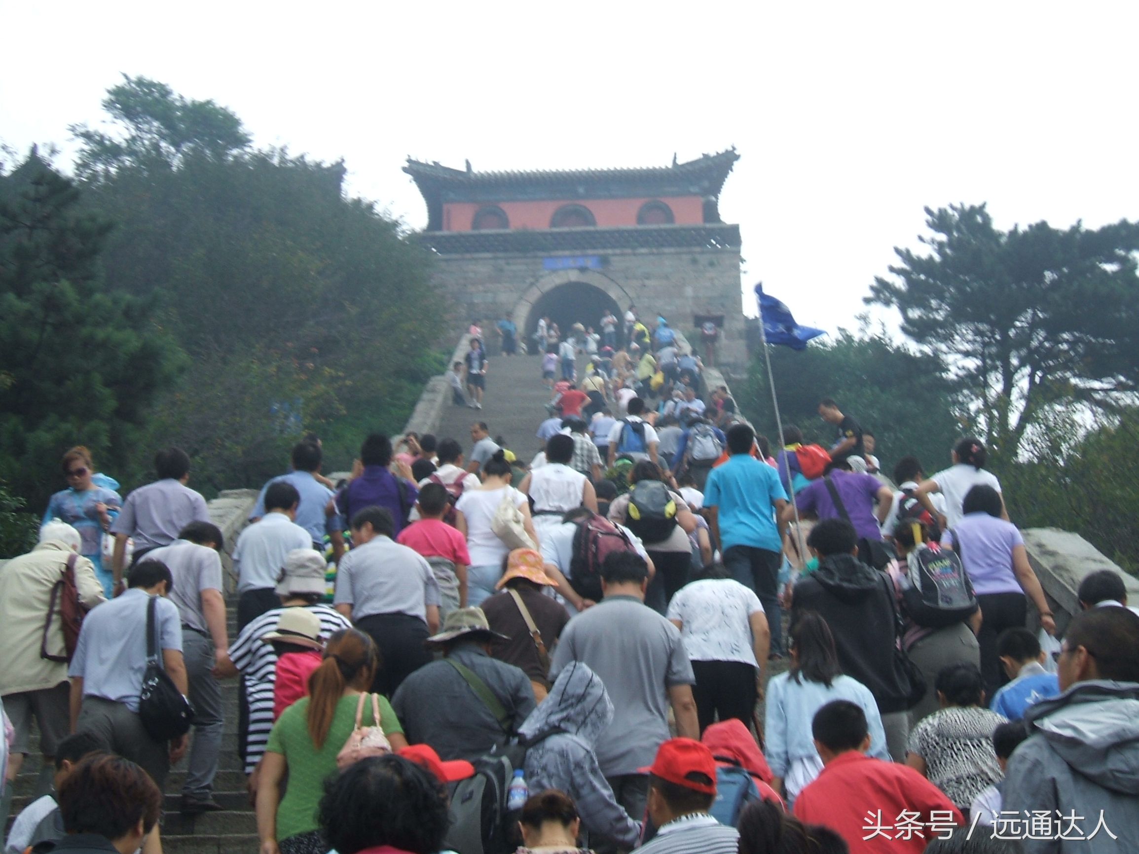 身为泰安人第一次爬泰山,陪爷爷爬泰山感慨朋友圈