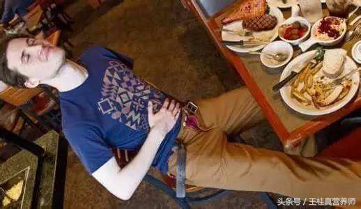 饭后胀气打嗝恶心怎么回事,饭后老是打嗝肚子里胀气