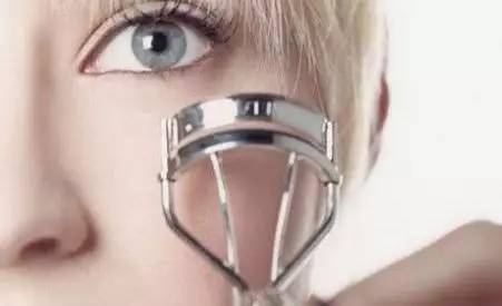 关关变身成美女,关关拿掉眼睛