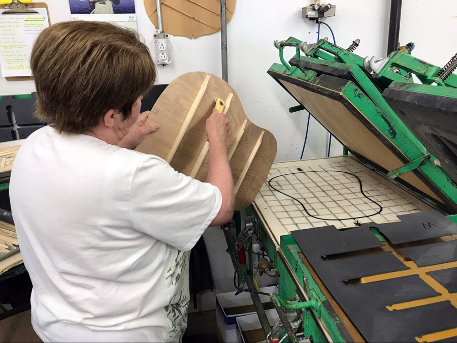 极速快报:弘力乐器2017加拿大Godin吉他工厂参观第一天