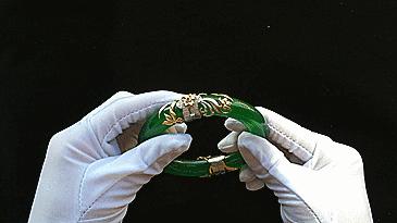 翡翠镯子断了上海哪有修复的,翡翠玉镯断了还值钱吗