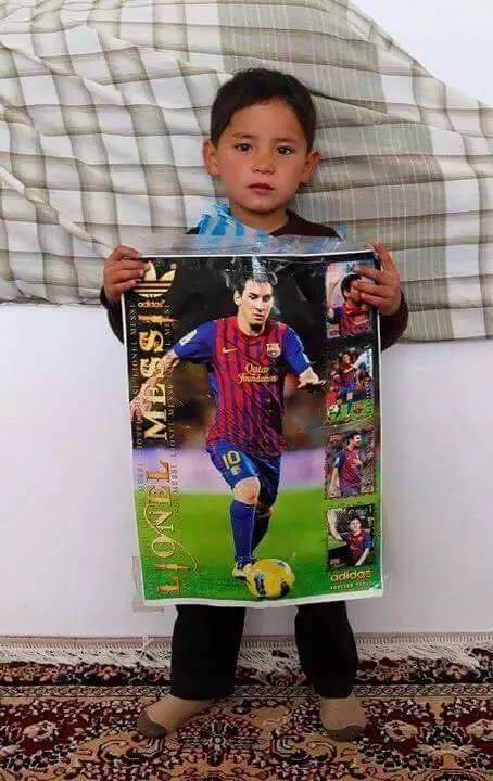 梅西的亲笔签名球衣,阿富汗男孩梅西