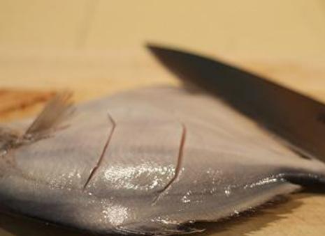 香煎鲳鱼最正宗的做法,干煎鲳鱼柠檬