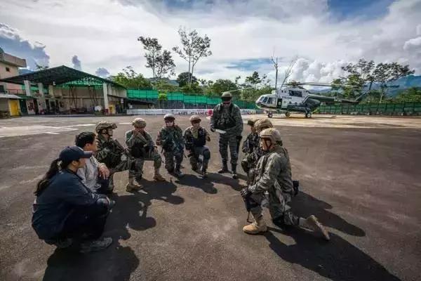 没看先给六颗星，中国人不敢干的事这对情侣全干了