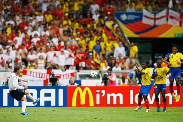 足球最美时刻视频,贝影在足球场上