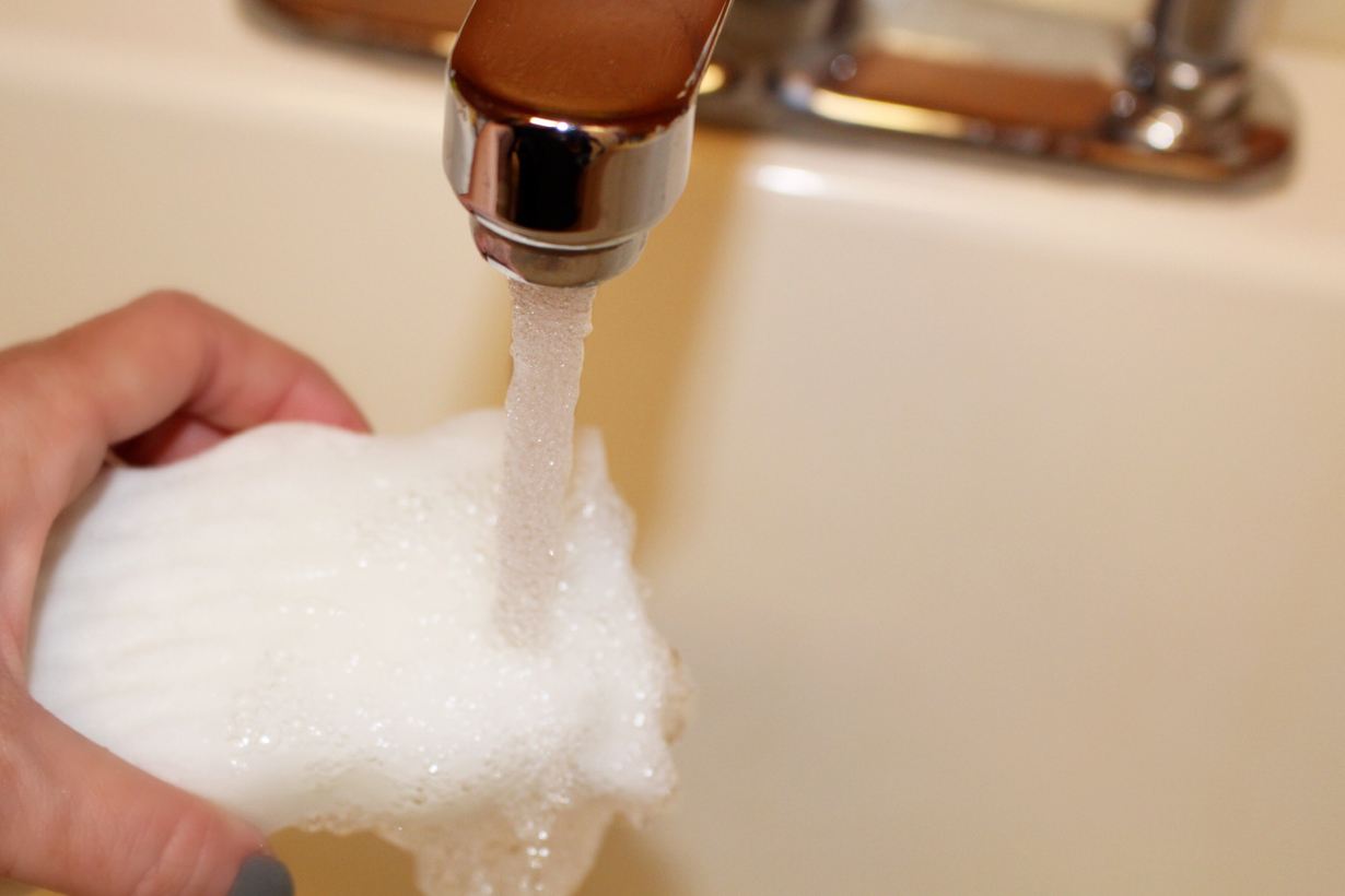 衣物染上食物油怎么去除,吃饭衣服上的油渍怎么去除