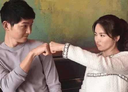 宋仲基宋慧乔搭肩同游,宋仲基宋慧乔巴厘岛甜蜜约会