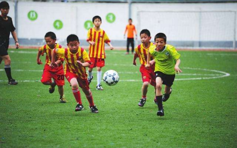 支持孩子踢球的父母,支持孩子的足球梦想