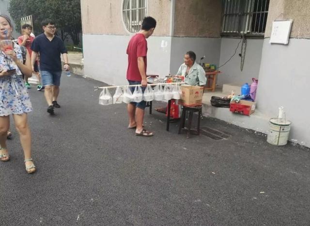 姑娘射个箭这么有风度