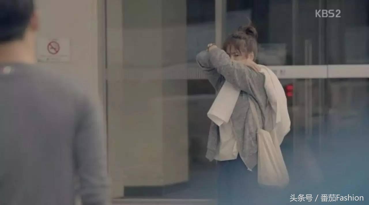 宋茜背的13000元帆布包，我没觉得比淘宝10元的差哪！