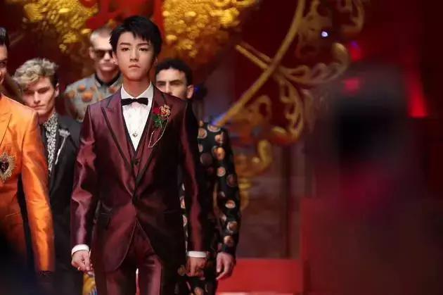 王俊凯几岁登上的米兰时装周,王俊凯t台首秀