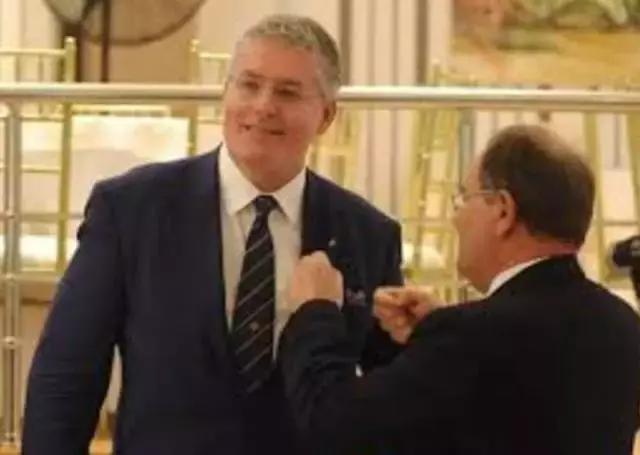 *子骗**横行实在可恶，这个意大利人假装自己是欧洲贵族王子，很多名人中招，最后因吃霸王餐被查出来了