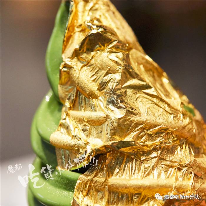 净往自己脸上贴金的冰激凌，还挺红