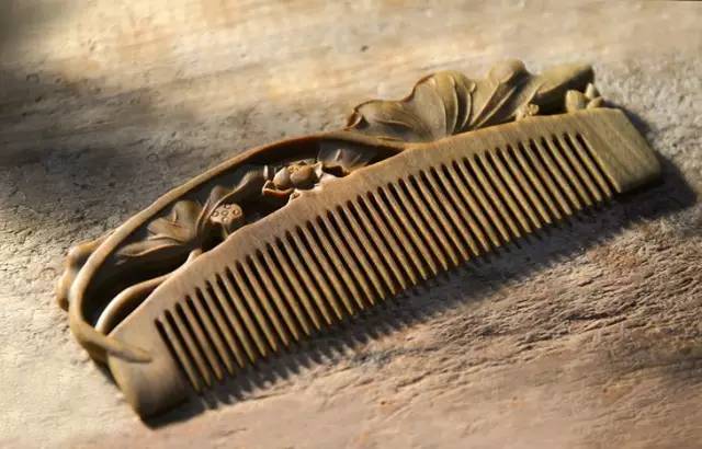清新好物这个洗头按摩梳太实用了,又舒服又好用的木梳