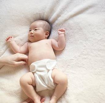 小孩子咳嗽脸上有小红点,2个月的宝宝脸上起小红点