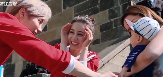 鹿晗热巴互相公主抱视频,热巴与鹿晗温馨逗小孩