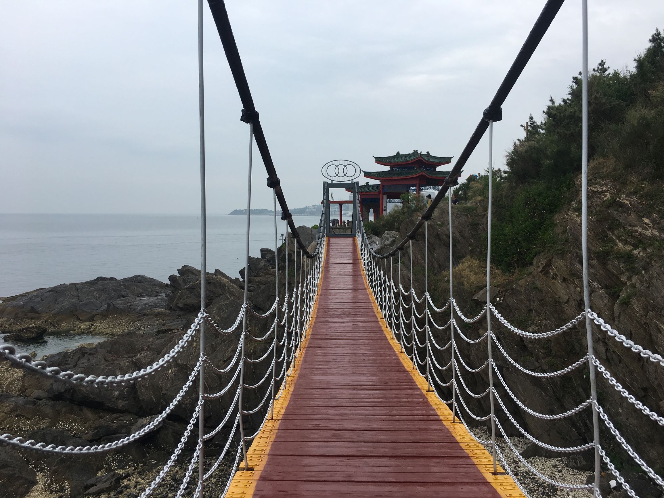 徒步旅行第75天，雨中漫步烟台山，滨海路，宿山东莱山烟台大学