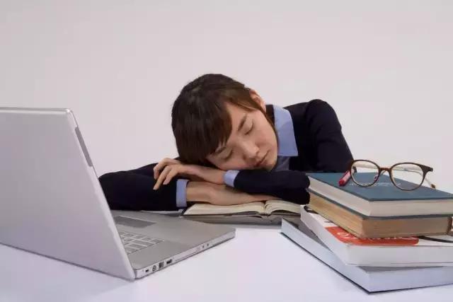 午睡睡着了但又没完全睡着,午睡了一会晚上就失眠了