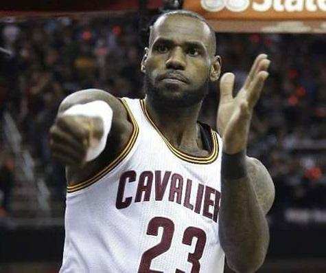 詹姆斯助攻邓利维命中三分,威廉姆斯助攻詹姆斯空接