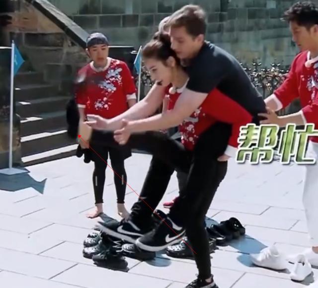 鹿晗与热巴逗小孩，偷偷穿情侣袜，暖暖都是对方