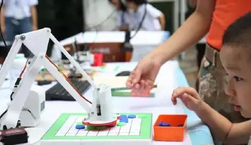 诚哥今天到汕大啦!“小超人”李泽楷也来啦!