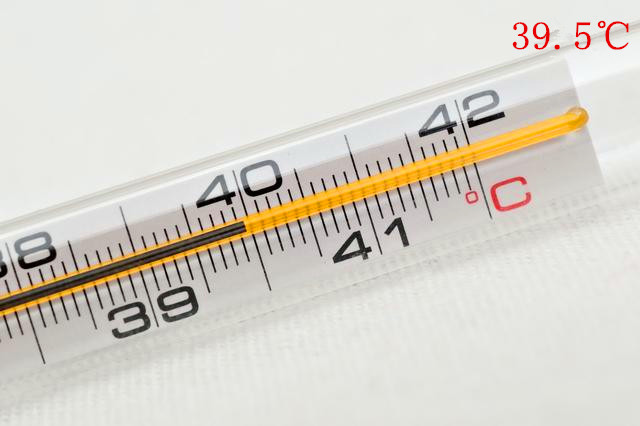 宝宝39.5℃高烧怎么办?儿科专家建议这些正确的退烧方法妈妈们一定要收藏