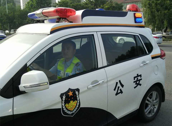 交警护学岗暖心守护,焦作交警护航员