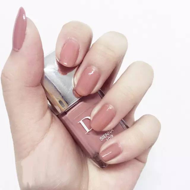 今年夏天指甲油,今年夏天流行什么颜色指甲油