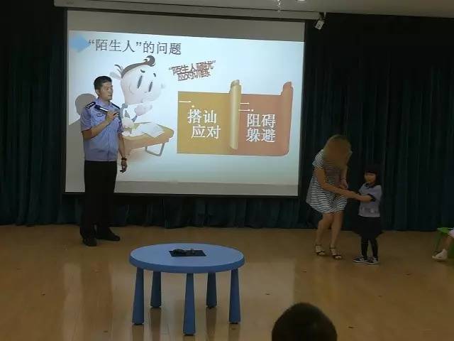小女孩遇到陌生人搭讪怎么处理,小孩在外面遇到陌生人搭讪