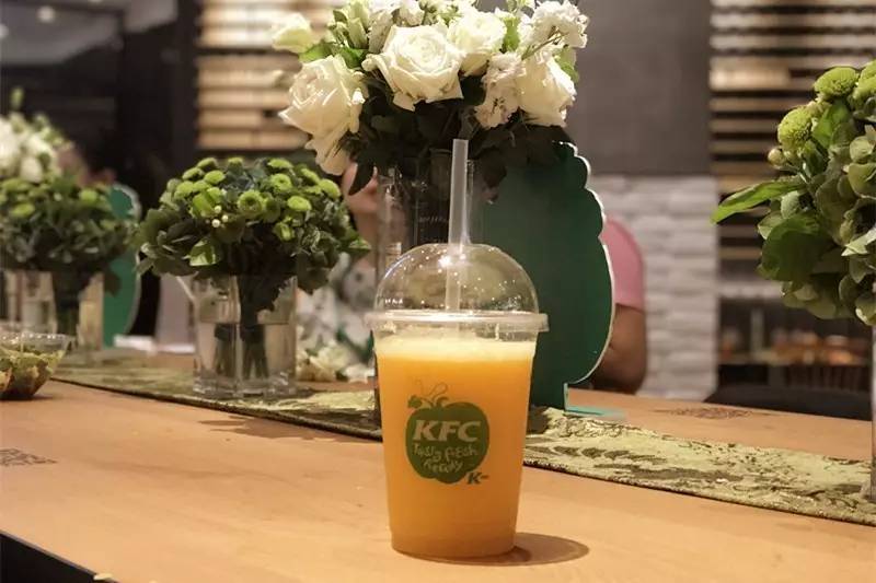 全国首家！能喝啤酒的绿色KFC你101%没吃过！热压帕尼尼、北美甜薯条……KPRO餐厅，要被挤爆啦！