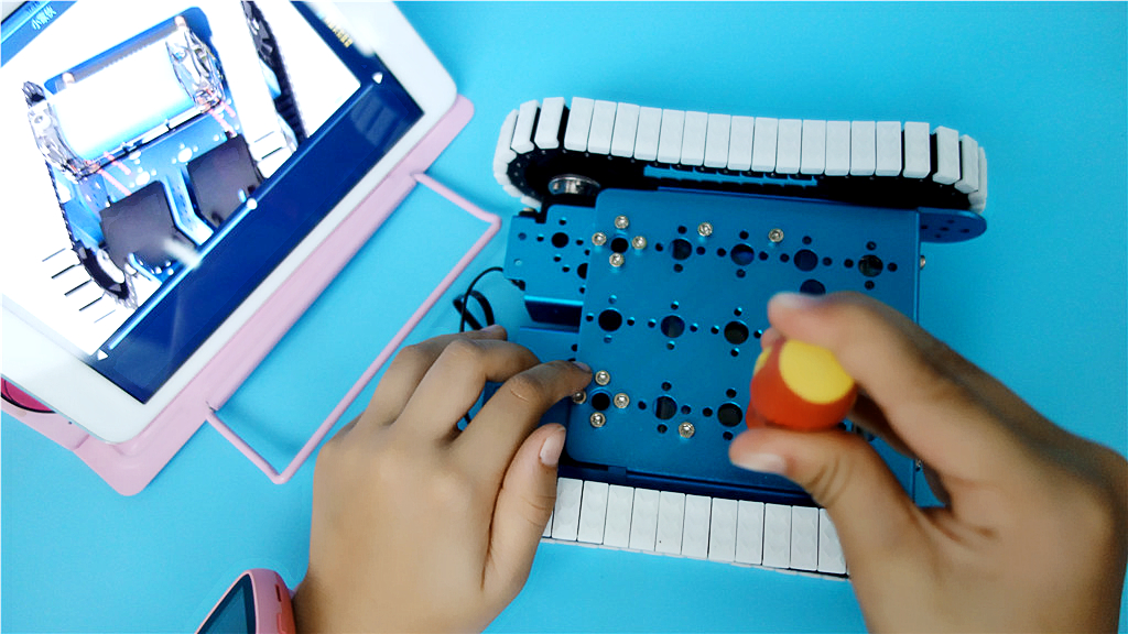 行进、踢球、摇头晃脑样样行，DIY、编程、智能交互个个棒