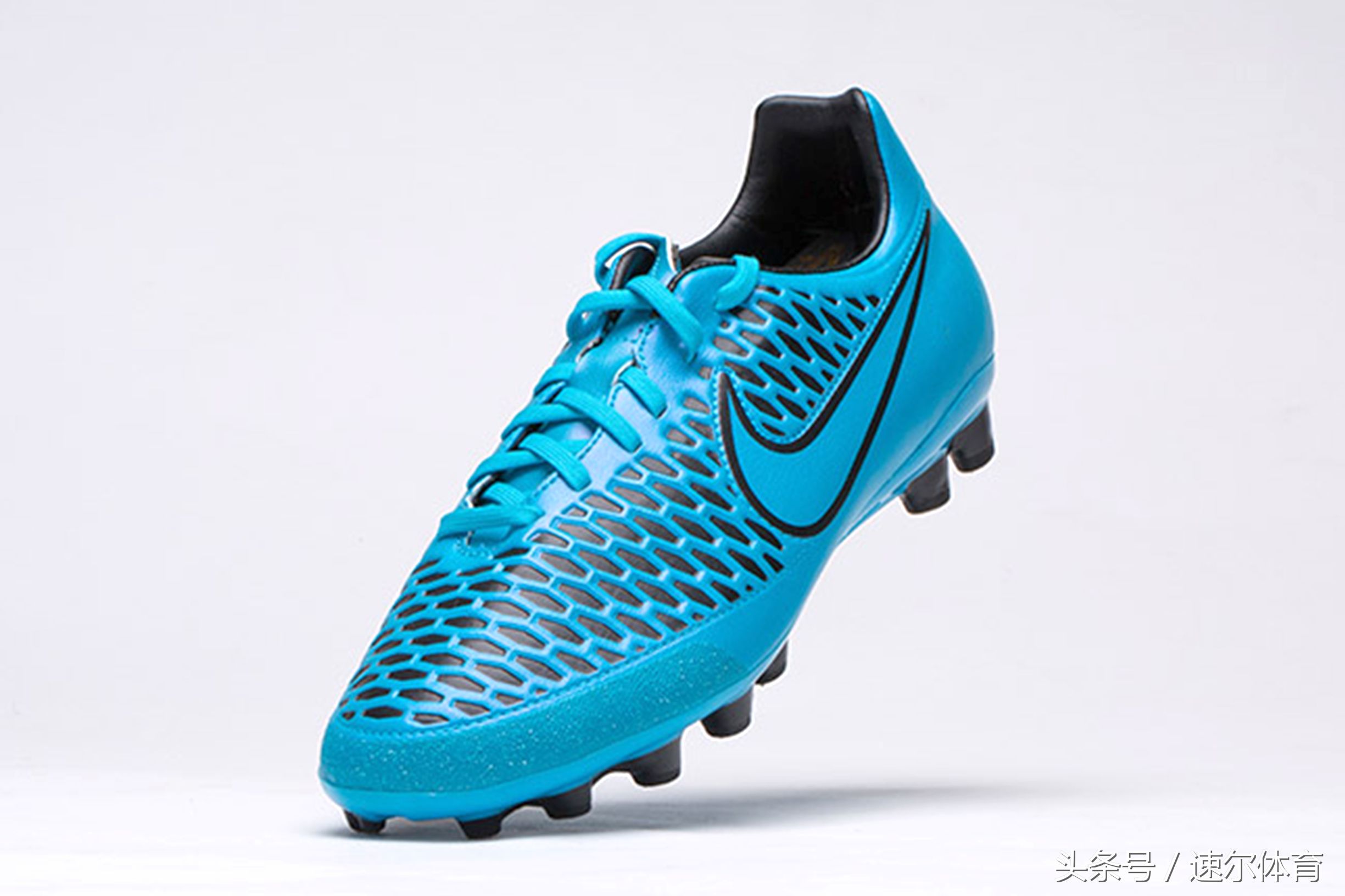 足球鞋推荐性价比高200左右,500块买啥足球鞋