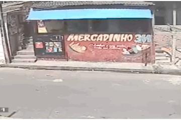 GIF,当你走在高山流水,要小心画地为牢!哈哈!走村庄里要小心!