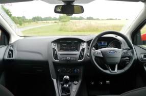 香港与大陆一路之隔,香港大陆两地车