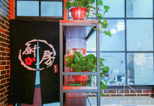 WTF？去南阳路吃海鲜，服务员把菜倒桌上就走，连筷子都没有？