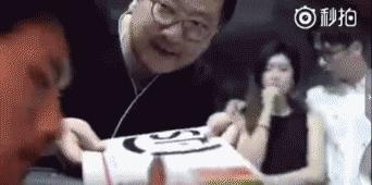 搞笑gif趣图这是真把姑娘惹怒了啊,三个二货搞笑图片