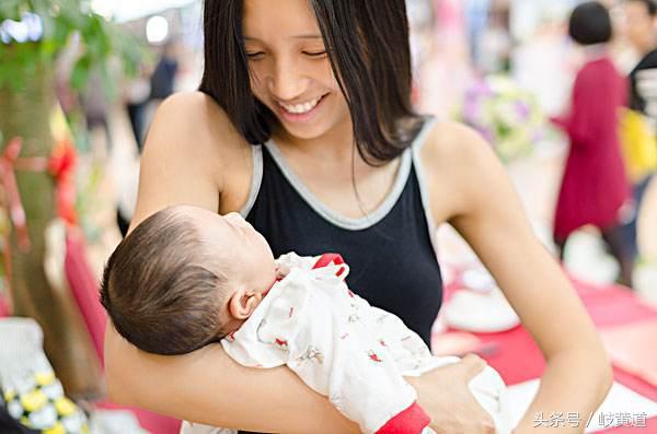 宝宝刚出生吐粘粘的液体,宝宝刚出生一天吐奶吐褐色分泌物