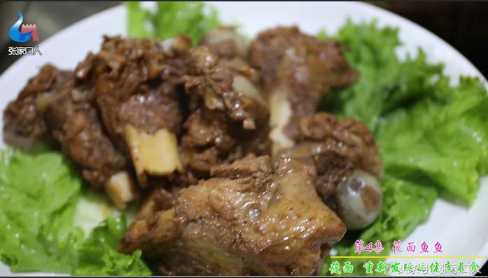 看农村大嫂搓莜面鱼鱼，就像读五线谱一样，莜面鱼鱼确实很好吃，再配上羊肉蘑菇汤，真是一绝！