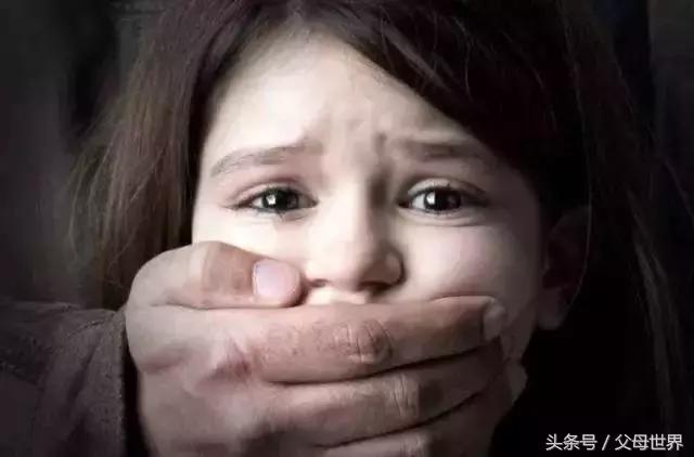 总是用糖果玩具引诱小孩,零食玩具诱惑小朋友