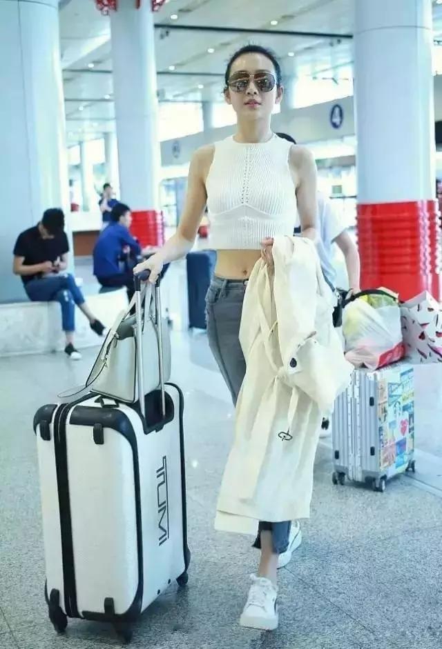 你还没有一件背心出街？那你一定是过了个假夏天！可儿，霉霉，蕾哈娜都爱的它你怎么可以没有？