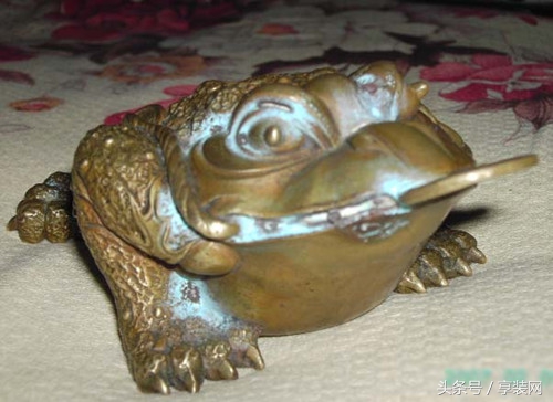 你家有三脚蟾蜍摆件吗？风水作用真的太神奇了！