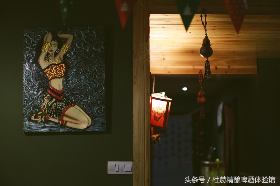 逃亡酒吧有温婉纯真的纳西族姑娘,有橙黄温暖的钨丝小吊灯,还有的,便是那陪伴旅者多年的民谣吉他