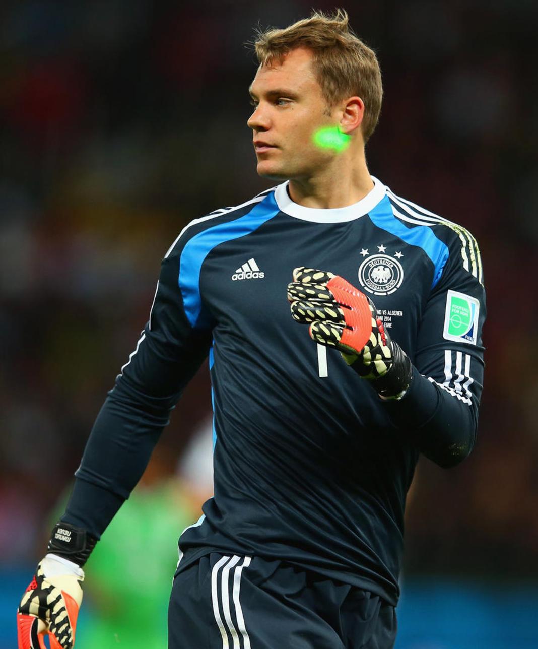 足球场上的奇葩操作,足球上的奇葩场面