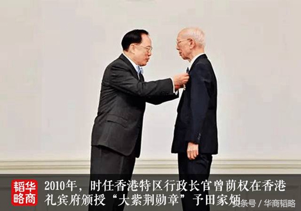 他捐了几百所学校，自己在香港每月开支不过几千元