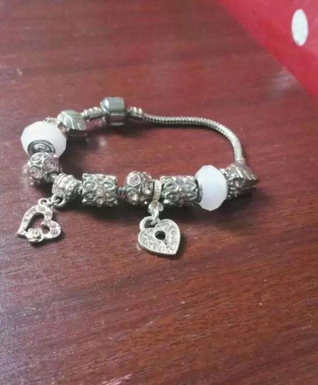 公司有个妹子收到了假的潘多拉手链,结果