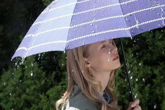 艾特扬州人，拜托！时尚的人都已经在雨天拗起造型了，你却还在躲雨