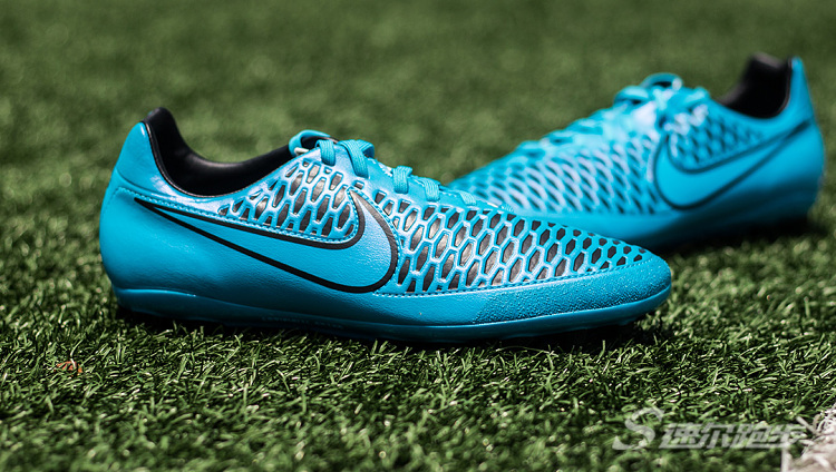 足球专用草坪地毯,足球场地适合的球鞋